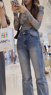 春节献礼牛仔布料紧紧包裹着学妹的身形