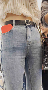 春节献礼牛仔裤紧紧贴合她的臀部