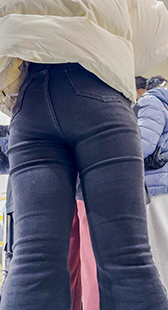 黑牛仔包裹丰满的臀部