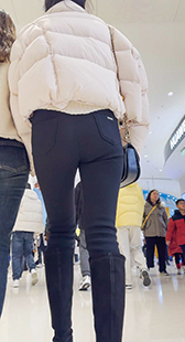 包臀打底裤下迷人的曲线