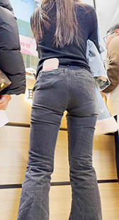 紧身包臀牛仔裤的美女