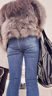 紧致圆润的臀部随着步调轻轻起伏