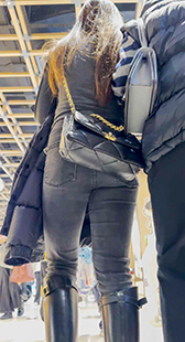 丰臀黑牛仔妹子会害羞