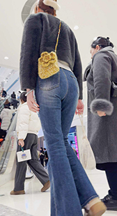 高挑紧身牛仔裤下的秘密