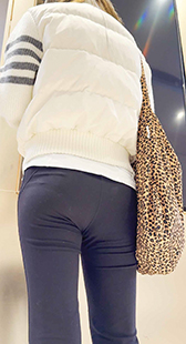 包臀黑裤紧身少妇