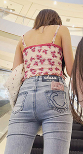 商场牛仔妹子身材变形