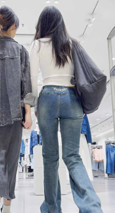 牛仔裤简直就像是为她量身定做的一般