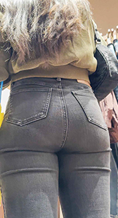 这女人那巨大的臀部，简直就是为别人而生