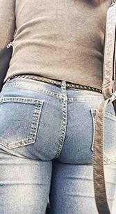 蓝色牛仔裤紧紧地包裹着她丰满的臀部