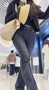 黑色牛仔裤紧紧地包裹着她凹凸有致的身材