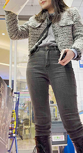 紧身牛仔裤包挡一半反而更让人期待