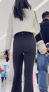 包臀黑瑜伽妹子