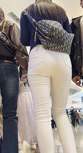 圆润翘臀与白裤的邂逅