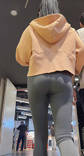 紧身裤让丰臀一览无遗