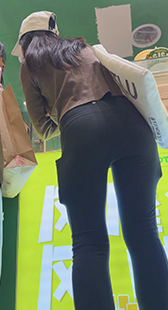 五一献礼紧身瑜伽裤展现完美S曲线