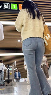 包臀紧身牛仔少妇