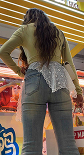 长发紧身牛仔紧臀少妇