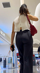 瑜伽裤下的蜜桃臀颤抖诱惑