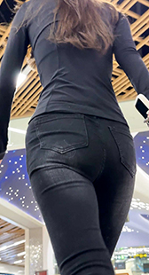 胯部的每一次移动都透着松弛感