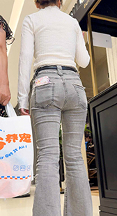 包臀牛仔裤下的蜜桃臀