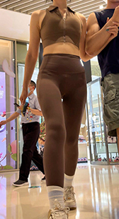 紧身瑜伽裤下的蜜桃臀