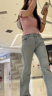 紧绷牛仔勾勒欲求满的臀