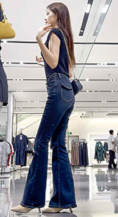 长腿牛仔长发美女