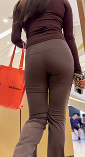 紧身瑜伽裤下的轮廓清晰毕露