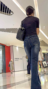 高挑长腿牛仔少妇