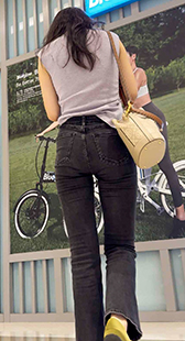 商场长腿牛仔少妇