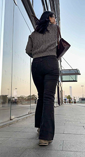 街拍喇叭黑牛仔裤极品尤物