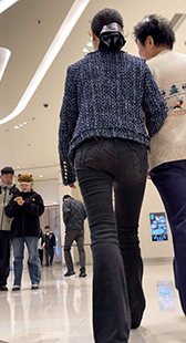 黑色喇叭牛仔裤小姐姐