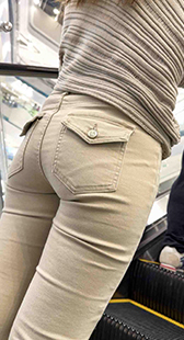 卡其色紧身裤桃巨臀