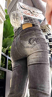 深灰紧身牛仔裤蜜桃巨臀