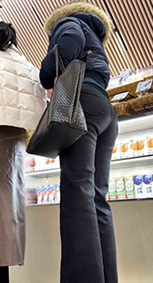 翘臀黑色打底裤妹子