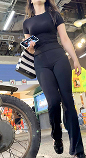 春节献礼瑜伽裤下的致命诱惑：紧绷勾勒妖娆身材