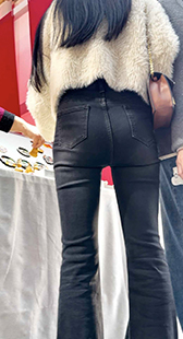 超紧黑牛仔深勾少妇