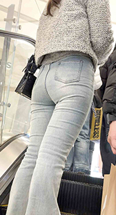 紧身灰牛仔宽大臀妹子