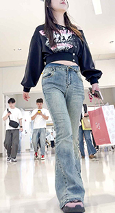 丰臀长发牛仔妹子
