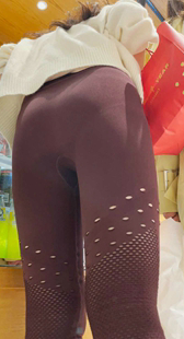 瑜伽裤小阿姨逛街，尽显黄金比例身材