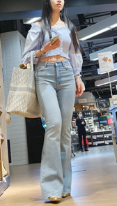一个人穿着紧身牛仔裤逛街应该很无聊