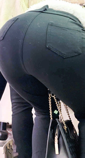 高冷打底黑裤翘臀少妇