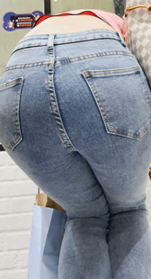 苹果臀牛仔长发小姐姐