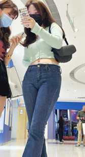 露肚脐超紧牛仔金三角长发美女