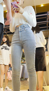 紧身牛仔裤美女，男友看的紧