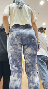 花色瑜伽裤和自己的妹妹买手拌