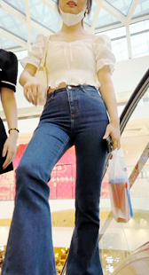 两女生逛街买吃的，360度金三角