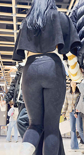 巨大的臀部，仿佛两座巍峨的山峰，高耸挺拔