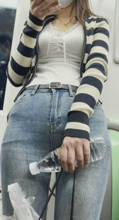 超紧身牛仔高挑眼镜美女小姐姐