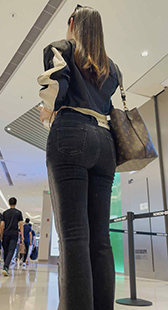 都背LV了，也穿的这么性感了，何必怨恨闺蜜的不理解